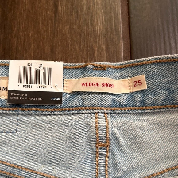 NWT Levi’s High Rise Wedgie Shorts in Awesome Street Sz 25 - Picture 8 of 9